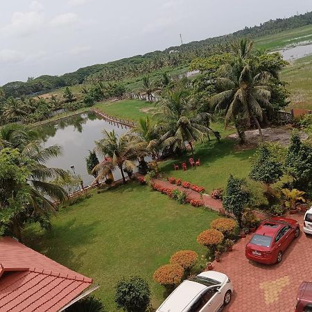 Royal Riviera Houseboats Hotel Kumarakom Exterior foto