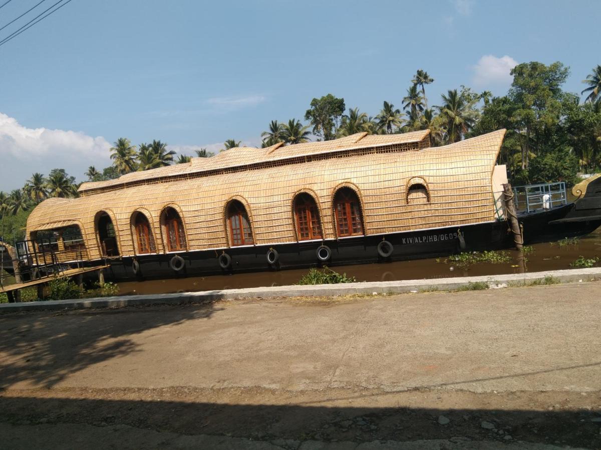 Royal Riviera Houseboats Hotel Kumarakom Exterior foto