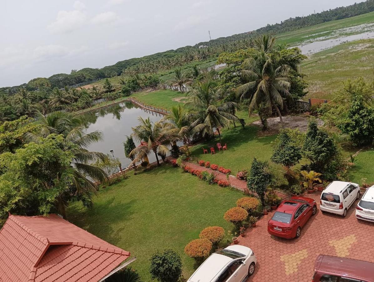 Royal Riviera Houseboats Hotel Kumarakom Exterior foto